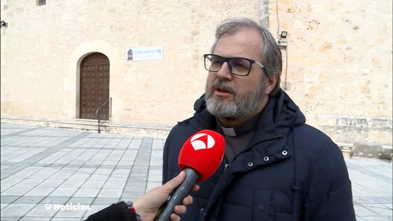 Estafan a curas y monjas: 