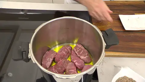 Salpimienta las carrilleras de cerdo, introdúcelas en la olla y dóralas bien Salpimienta las carrilleras de cerdo, introdúcelas en la olla y dóralas bien