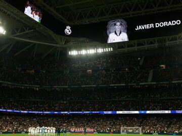 Los jugadores del Atlético de Madrid y del Real Madrid guardan un minuto de silencio por Javier Dorado