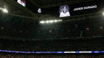 Los jugadores del Atlético de Madrid y del Real Madrid guardan un minuto de silencio por Javier Dorado