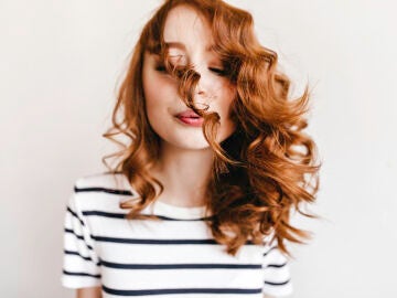 Mujer con el pelo con ondas 