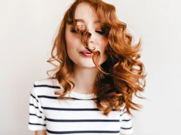 Mujer con el pelo con ondas Mujer con el pelo con ondas