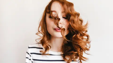 Mujer con el pelo con ondas Mujer con el pelo con ondas