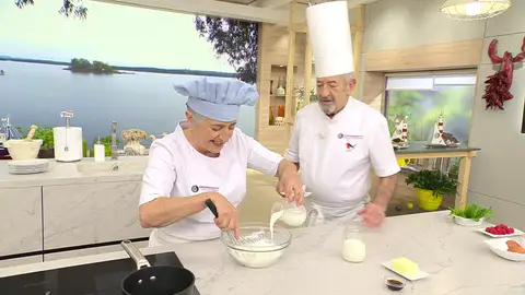 Vierte la mitad de la leche y remueve los ingredientes Vierte la mitad de la leche y remueve los ingredientes