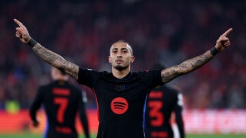 Raphinha celebra su gol ante el Benfica en Da Luz