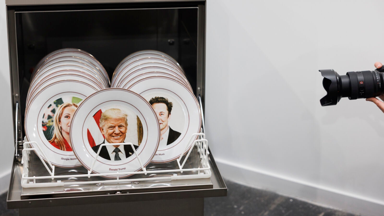 Una hélice de plumas de palomas callejeras o un lavavajillas con platos de Trump y Musk, lo más provocador