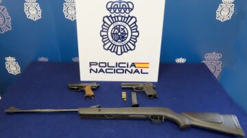 Armas de fuego intervendidas en el domicilio del agresor.