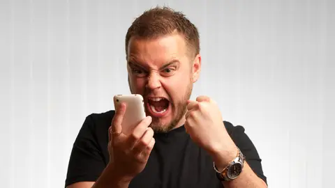 Joven desesperado por las llamadas comerciales Joven desesperado por las llamadas comerciales