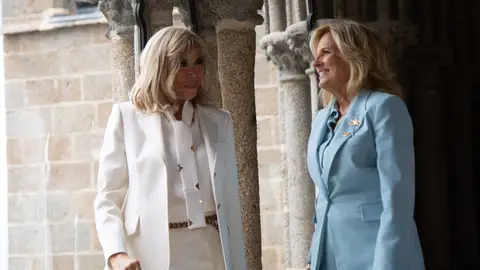 Brigitte Macron con lavalliere Brigitte Macron con lavalliere