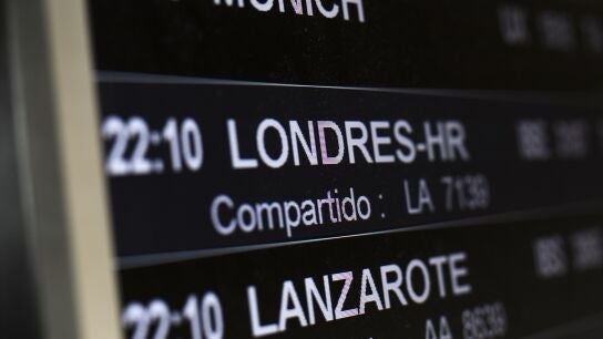 Un panel que anuncia la llegada de un vuelo de Londres