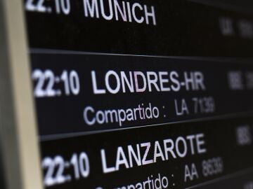 Un panel que anuncia la llegada de un vuelo de Londres