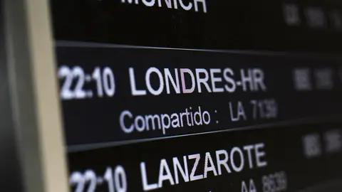 Un panel que anuncia la llegada de un vuelo de Londres Un panel que anuncia la llegada de un vuelo de Londres