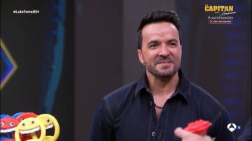 "¿Nalgas de jabón?": El Monaguillo deja boquiabierto a Luis Fonsi con su invento