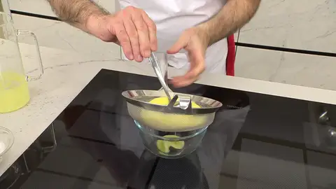 Cuela la mezcla a un bol y resérvala Cuela la mezcla a un bol y resérvala