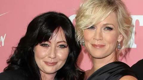 Shannen Doherty y Jennie Garth Shannen Doherty y Jennie Garth