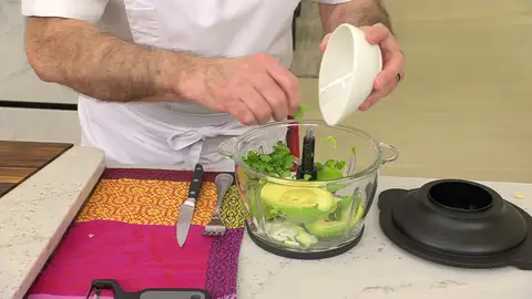 Tritura los ingredientes y reserva el guacamole Tritura los ingredientes y reserva el guacamole