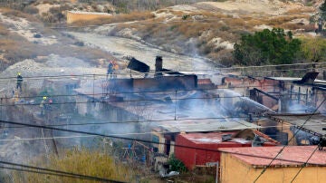  bomberos realizan labores de extinción 