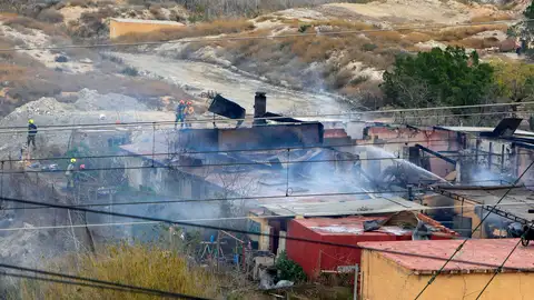bomberos realizan labores de extinción bomberos realizan labores de extinción