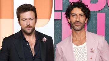 Brandon Sklenar y Justin Baldoni con el mismo broche