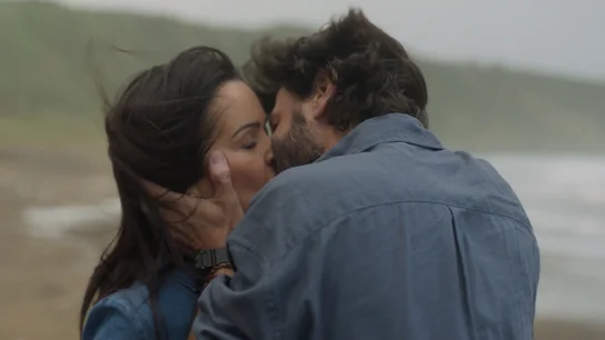 Edu y Ángela se dejan llevar... ¡y se besan a la orilla del mar! Edu y Ángela se dejan llevar... ¡y se besan a la orilla del mar!