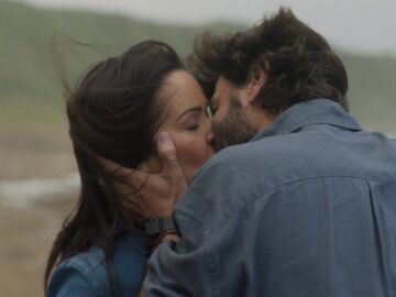 Edu y &Aacute;ngela se dejan llevar... &iexcl;y se besan a la orilla del mar!