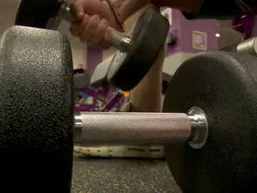 Una mancuerna en Planet Fitness Una mancuerna en Planet Fitness