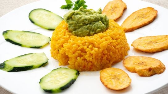 Karlos Argui&ntilde;ano elabora una receta de origen cubano: arroz combinado con guacamole