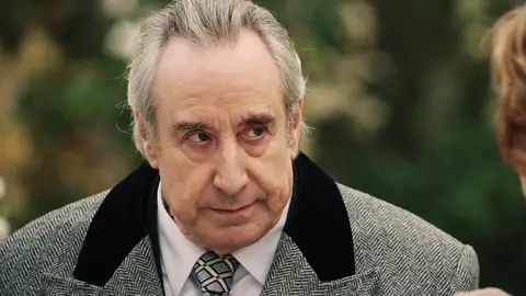 Don Pedro vuelve a ganarse la confianza de Irene, ¡quiere que le ayude en su plan de traicionar a los Merino! Don Pedro vuelve a ganarse la confianza de Irene, ¡quiere que le ayude en su plan de traicionar a los Merino!