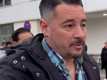 Andy llegando al tanatorio del hermano de Lucas
