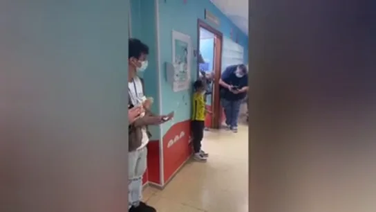 Elías, el pequeño superhéroe que venció la leucemia y lo celebró con una gran sorpresa: "Quienes pasen por esto no deben tirar la toalla", dice su padre Elías, el pequeño superhéroe que venció la leucemia y lo celebró con una gran sorpresa: "Quienes pasen por esto no deben tirar la toalla", dice su padre
