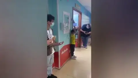 Elías, el pequeño superhéroe que venció la leucemia y lo celebró con una gran sorpresa: "Quienes pasen por esto no deben tirar la toalla", dice su padre Elías, el pequeño superhéroe que venció la leucemia y lo celebró con una gran sorpresa: "Quienes pasen por esto no deben tirar la toalla", dice su padre