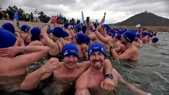 Récord mundial en aguas heladas en el lago Most, República Checa. 2.461 participantes se dan un chapuzón colectivo Récord mundial en aguas heladas en el lago Most, República Checa. 2.461 participantes se dan un chapuzón colectivo