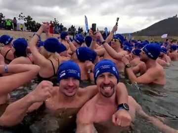 Récord mundial en aguas heladas en el lago Most, República Checa. 2.461 participantes se dan un chapuzón colectivo