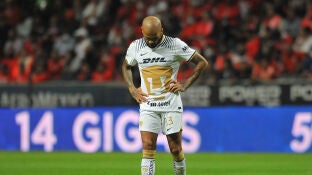 Dani Alves, en un partido con Pumas