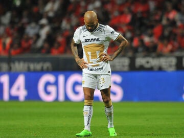 Dani Alves, en un partido con Pumas