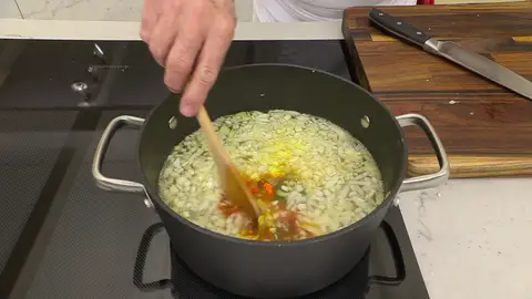 Vierte el vino y mezcla bien Vierte el vino y mezcla bien