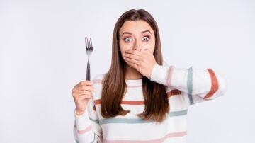 Mujer sorprendida al comer