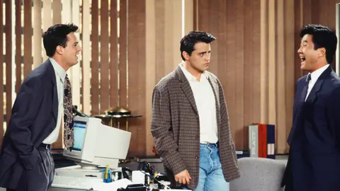 Matthew Perry, Matt LeBlanc y Stephen Park en Friends Matthew Perry, Matt LeBlanc y Stephen Park en Friends