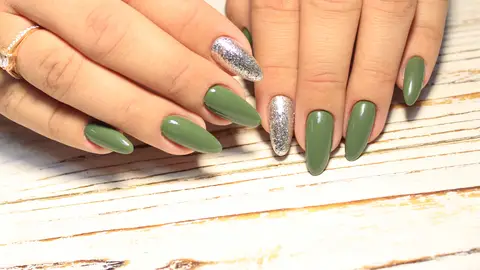 Uñas color verde oscuro Uñas color verde oscuro