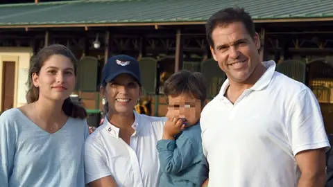 Eugenia de Borbón con sus padres, Margarita y Luis Alfonso, y su hermano Enrique Eugenia de Borbón con sus padres, Margarita y Luis Alfonso, y su hermano Enrique