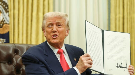 Donald Trump firma un orden ejecutiva en la Casa Blanca