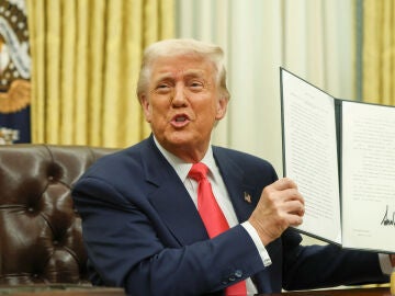 Donald Trump firma un orden ejecutiva en la Casa Blanca