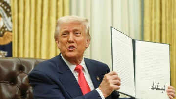 Donald Trump firma un orden ejecutiva en la Casa Blanca