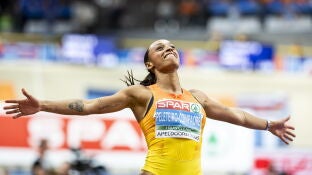 Ana Peleteiro celebra su oro en el Europeo de Apeldoorn