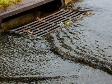 Agua brotando de una alcantarilla después de lluvias muy fuertes