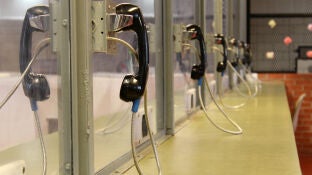 Los tel&eacute;fonos de la sala de visitas a los presos en una c&aacute;rcel de Estados Unidos