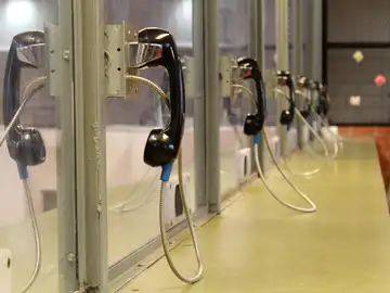 Los teléfonos de la sala de visitas a los presos en una cárcel de Estados Unidos Los teléfonos de la sala de visitas a los presos en una cárcel de Estados Unidos