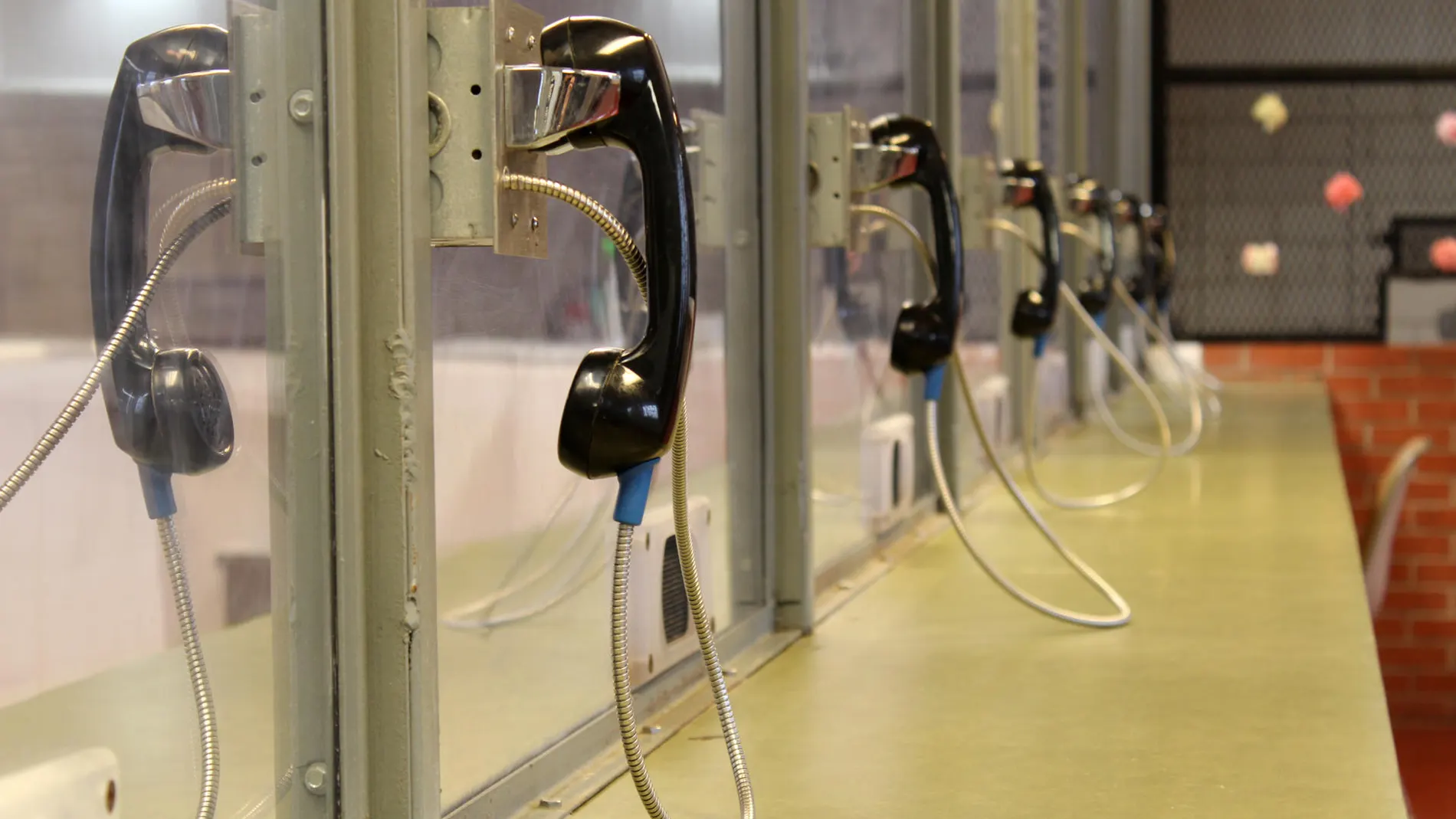 Los teléfonos de la sala de visitas a los presos en una cárcel de Estados Unidos Los teléfonos de la sala de visitas a los presos en una cárcel de Estados Unidos
