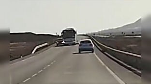 La peligrosa maniobra de una guagua en Lanzarote 