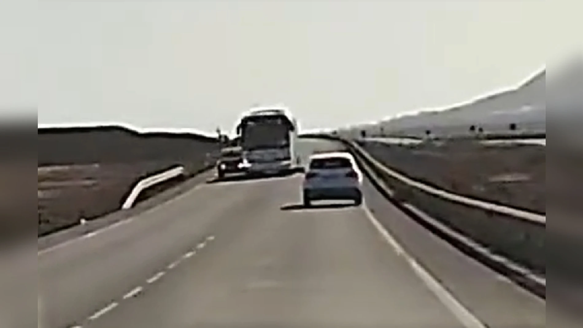 La peligrosa maniobra de una guagua en Lanzarote La peligrosa maniobra de una guagua en Lanzarote